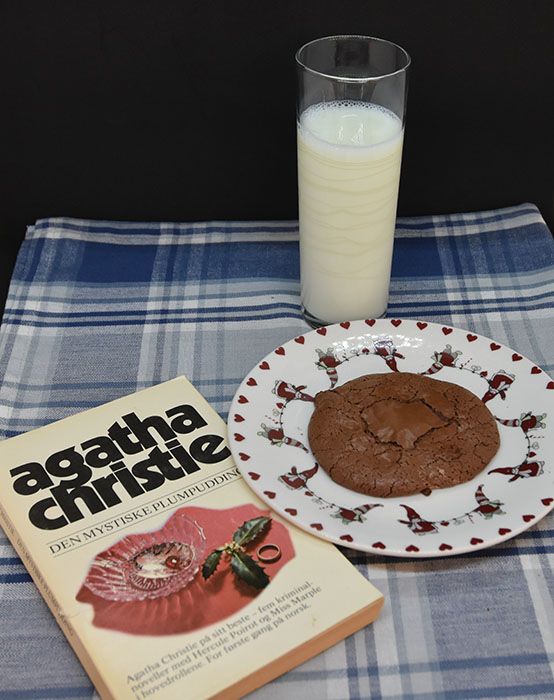 Christie, Agatha (1977) «Den mytiske plumpudding», Aschehoug OG Brookie (Browine + cookie = brookie) Ingredienser 7 ½ dl Melis 2 dl Kakao 4 Eggehviter 1 ts Vaniljesukker 1 ½ dl Sjokoladeknapper (eller hakket sjokolade) https://heidisboble.no/ @heidisboble