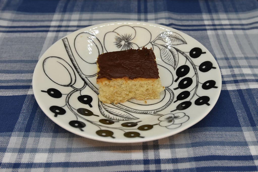 Hvit kake med sjokoladeglasur Ingredienser 400 g Mel (ca 6 ½ dl) 4 ts Bakepulver 2 ts Vaniljesukker 200 g Smør 300 g Sukker (ca 3 ½ dl) 2 ½ dl Melk 1 ts Mandelekstrakt (valgfri) 4 Eggehviter (160 g) Sjokoladeglasur: 300 g Melis 3 ss Kakao 3 ts Vaniljesukker 6 ss Smør (smeltet) 6 ss Kaffe (Sterk, varm) 1 Egg (valgfritt) ½ dl Sjokoladechips (valgfritt) https://heidisboble.no/ @heidisboble