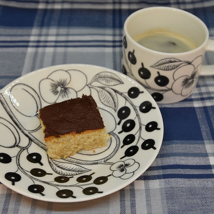 Hvit kake med sjokoladeglasur Ingredienser 400 g Mel (ca 6 ½ dl) 4 ts Bakepulver 2 ts Vaniljesukker 200 g Smør 300 g Sukker (ca 3 ½ dl) 2 ½ dl Melk 1 ts Mandelekstrakt (valgfri) 4 Eggehviter (160 g) Sjokoladeglasur: 300 g Melis 3 ss Kakao 3 ts Vaniljesukker 6 ss Smør (smeltet) 6 ss Kaffe (Sterk, varm) 1 Egg (valgfritt) ½ dl Sjokoladechips (valgfritt) https://heidisboble.no/ @heidisboble