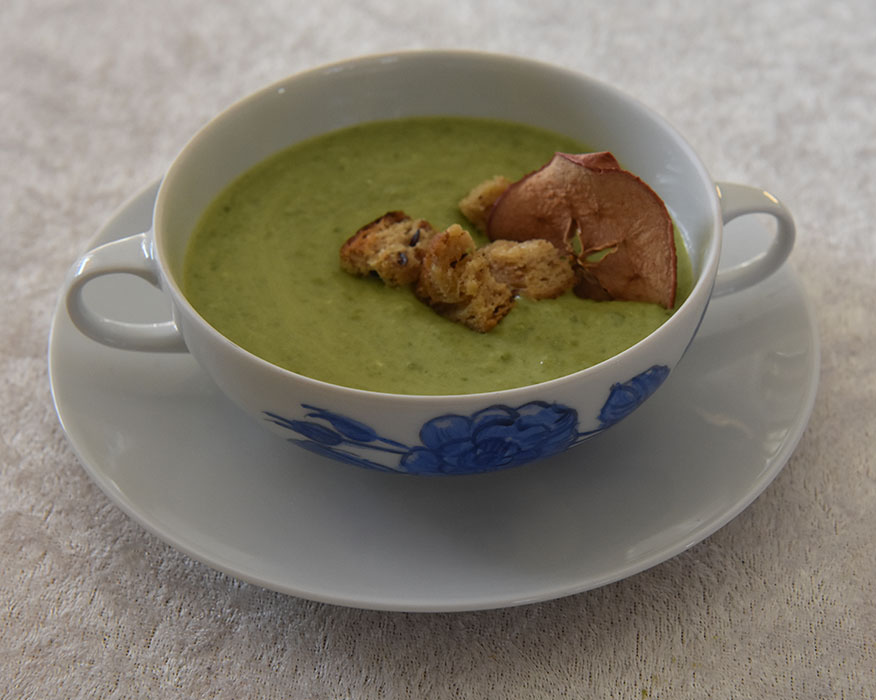 Grønn ertesuppe Ingredienser: 2 ts Olje (raps) 1 Løk (hakket) 2 fedd Hvitløk 600 g Erter (grønne, frosne) 7 ½ dl Vann 2 terninger Grønnsaksbuljong 2 dl crème fraiche Salt og pepper Tilbehør og garnityr: 2 ss Smør 2 skiver Brød 4 Egg (nesten hardkokte) Erter https://heidisboble.no/ @heidisboble