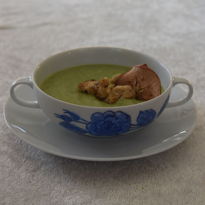 Grønn ertesuppe Ingredienser: 2 ts Olje (raps) 1 Løk (hakket) 2 fedd Hvitløk 600 g Erter (grønne, frosne) 7 ½ dl Vann 2 terninger Grønnsaksbuljong 2 dl crème fraiche Salt og pepper Tilbehør og garnityr: 2 ss Smør 2 skiver Brød 4 Egg (nesten hardkokte) Erter https://heidisboble.no/ @heidisboble