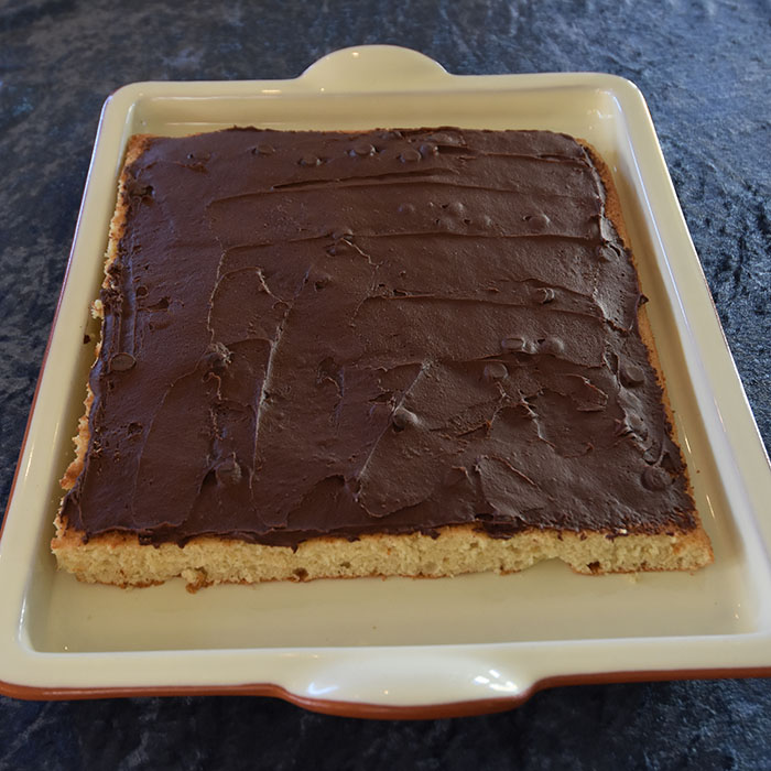 Hvit kake med sjokoladeglasur Ingredienser 400 g Mel (ca 6 ½ dl) 4 ts Bakepulver 2 ts Vaniljesukker 200 g Smør 300 g Sukker (ca 3 ½ dl) 2 ½ dl Melk 1 ts Mandelekstrakt (valgfri) 4 Eggehviter (160 g) Sjokoladeglasur: 300 g Melis 3 ss Kakao 3 ts Vaniljesukker 6 ss Smør (smeltet) 6 ss Kaffe (Sterk, varm) 1 Egg (valgfritt) ½ dl Sjokoladechips (valgfritt) https://heidisboble.no/ @heidisboble