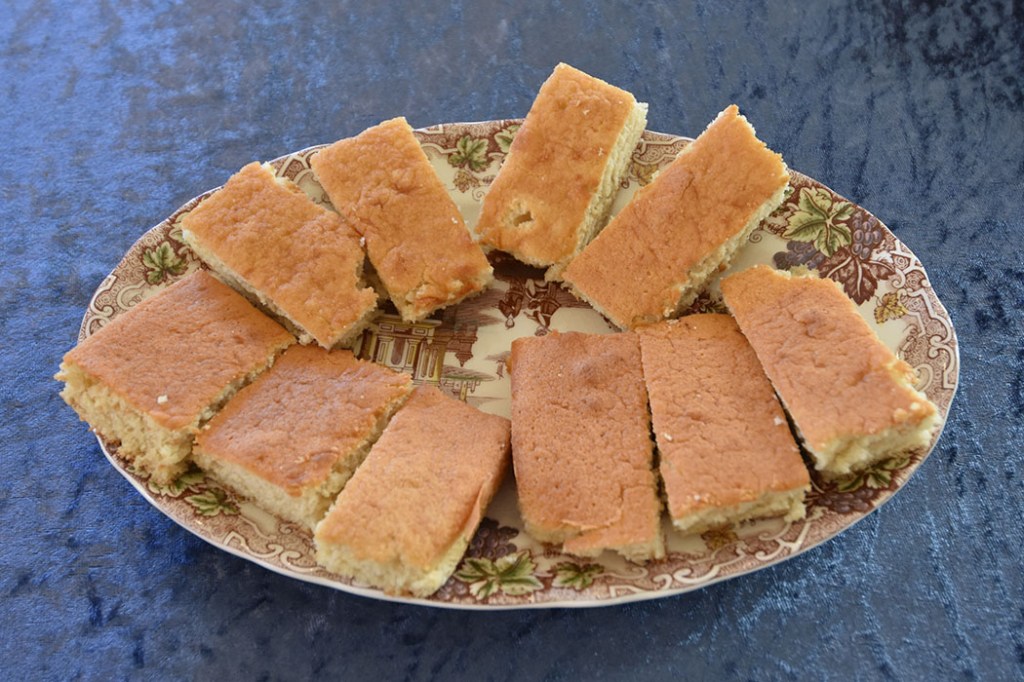 Hvit kake med smak av mandel  Ingredienser:  400 g	Mel (ca 6 ½ dl) 4 ts	Bakepulver 2 ts	Vaniljesukker  200 g	Smør  300 g	Sukker (ca 3 ½ dl) 2 ½ dl	Melk  1 ts	Mandelekstrakt  4 	Eggehviter (160 g) 	 https://heidisboble.no/ @heidisboble