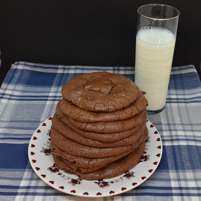 Brookie (Browine + cookie = brookie) Ingredienser 7 ½ dl Melis 2 dl Kakao 4 Eggehviter 1 ts Vaniljesukker 1 ½ dl Sjokoladeknapper (eller hakket sjokolade) https://heidisboble.no/ @heidisboble