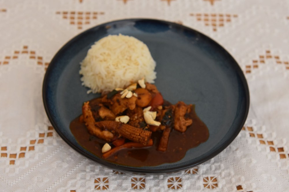 Kina-inspirert wok med Strimlet svin og saltet svart bønnesaus Ingredienser 250- 350 g Ris 6 ss Olje (nøytral) 4 fedd Hvitløk ½ Chili (rød) 400 g Svinefilet (strimlet) 1-2 Gulerøtter (strimlet) 1 Paprika (strimlet) Ca 200 g Asiatiske grønnsaker (Bønnespirer, bambusskudd, vannkastanjer, babymais e.l.) Vårløk (eller purre eller gressløk) Cashewnøtter Svart bønnesaus: 3 ss Sichuan salted black beans (kan kjøpes i butikker som fører asiatiske varer) 6 ss Vann 6 ss Fiskesaus 4 ss Sukker (helst brunt) 3 ss Soyasaus https://heidisboble.no/ @heidisboble