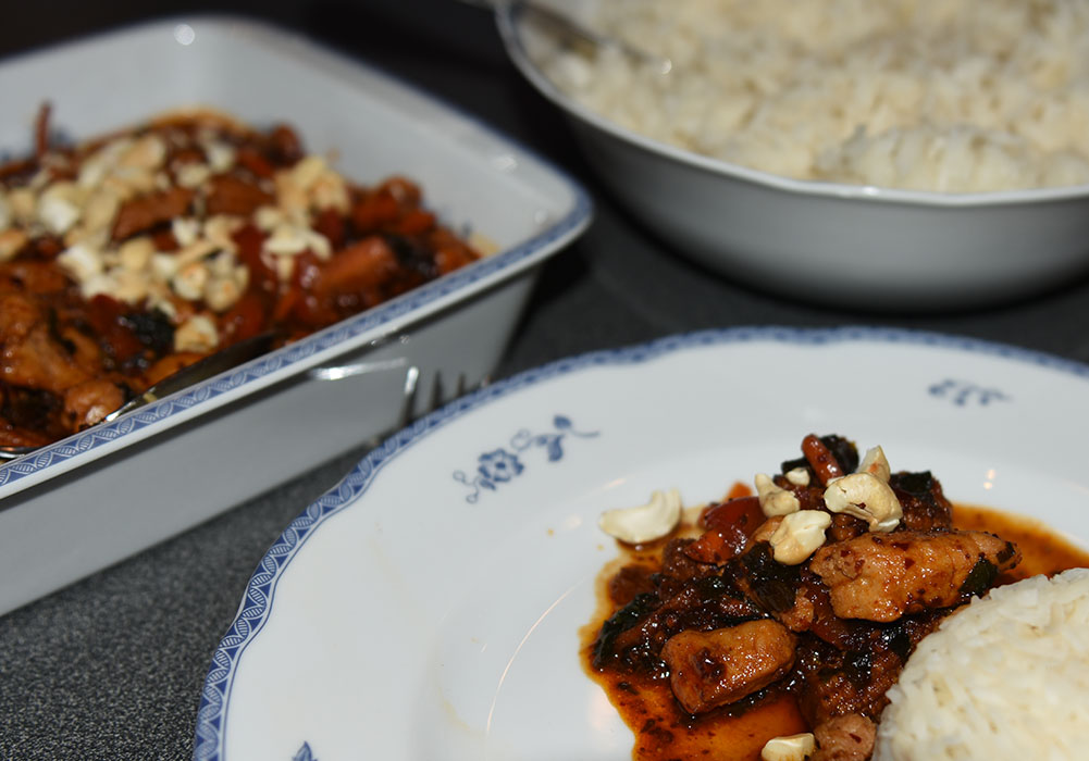 Kina-inspirert wok med Strimlet svin og saltet svart bønnesaus Ingredienser 250- 350 g Ris 6 ss Olje (nøytral) 4 fedd Hvitløk ½ Chili (rød) 400 g Svinefilet (strimlet) 1-2 Gulerøtter (strimlet) 1 Paprika (strimlet) Ca 200 g Asiatiske grønnsaker (Bønnespirer, bambusskudd, vannkastanjer, babymais e.l.) Vårløk (eller purre eller gressløk) Cashewnøtter Svart bønnesaus: 3 ss Sichuan salted black beans (kan kjøpes i butikker som fører asiatiske varer) 6 ss Vann 6 ss Fiskesaus 4 ss Sukker (helst brunt) 3 ss Soyasaus https://heidisboble.no/ @heidisboble