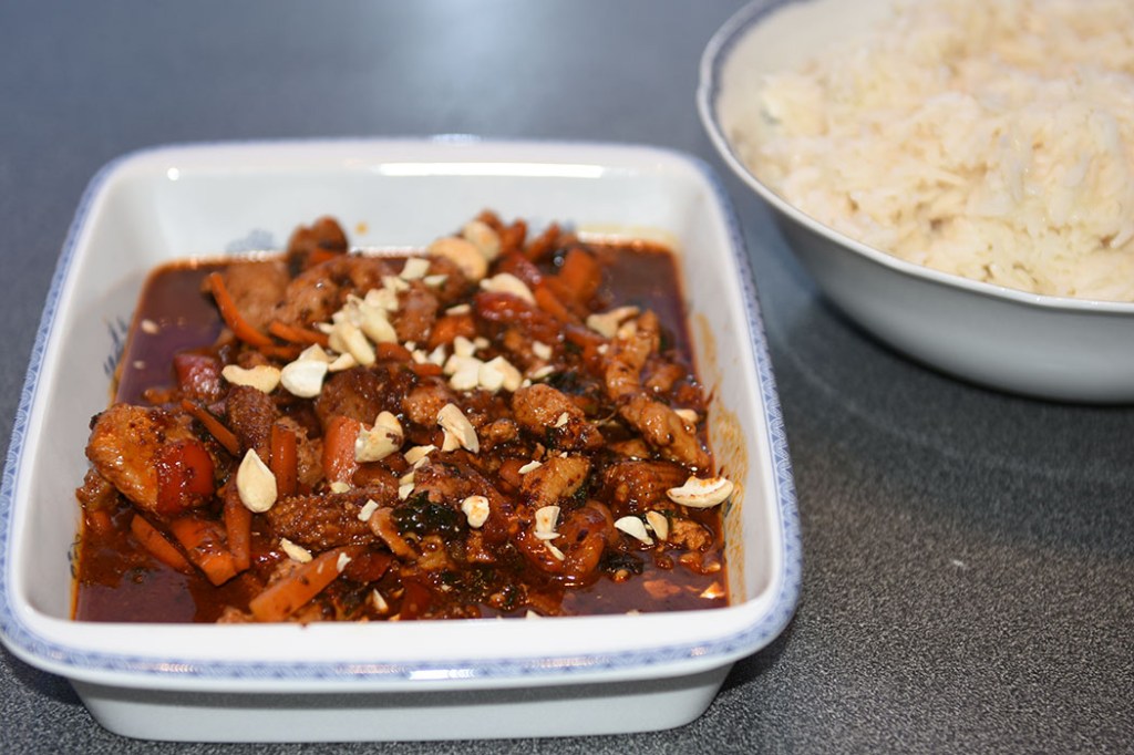 Kina-inspirert wok med Strimlet svin og saltet svart bønnesaus Ingredienser 250- 350 g Ris 6 ss Olje (nøytral) 4 fedd Hvitløk ½ Chili (rød) 400 g Svinefilet (strimlet) 1-2 Gulerøtter (strimlet) 1 Paprika (strimlet) Ca 200 g Asiatiske grønnsaker (Bønnespirer, bambusskudd, vannkastanjer, babymais e.l.) Vårløk (eller purre eller gressløk) Cashewnøtter Svart bønnesaus: 3 ss Sichuan salted black beans (kan kjøpes i butikker som fører asiatiske varer) 6 ss Vann 6 ss Fiskesaus 4 ss Sukker (helst brunt) 3 ss Soyasaus https://heidisboble.no/ @heidisboble