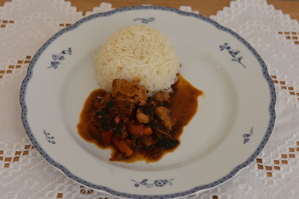 Kina-inspirert wok med Strimlet svin og saltet svart bønnesaus Ingredienser  250- 350 g	Ris 6 ss	Olje (nøytral) 4 fedd	Hvitløk ½ 	Chili (rød) 400 g	Svinefilet (strimlet) 1-2	Gulerøtter (strimlet) 1 	Paprika (strimlet) Ca 200 g	Asiatiske grønnsaker (Bønnespirer, bambusskudd, vannkastanjer, babymais e.l.) 	Vårløk (eller purre eller gressløk) 	Cashewnøtter   Svart bønnesaus:  3 ss 	Sichuan salted black beans (kan kjøpes i butikker som fører asiatiske varer) 6 ss	Vann  6 ss	Fiskesaus  4 ss	Sukker (helst brunt) 3 ss	Soyasaus  https://heidisboble.no/ @heidisboble