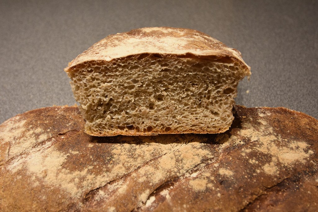 Landbrød av surdeig Ingredienser: Spelt surdeig: 150 g Spelt 1 ½ dl Vann 30 g Surdeigskultur Brøddeig: 480 g Hvetemel (sammalt) 8 ½ dl Vann 750 g Hvetemel 20 g Gjær 25 g Sirup (mørk) 2 ss Rapsolje 25 g Salt https://heidisboble.no/ @heidisboble