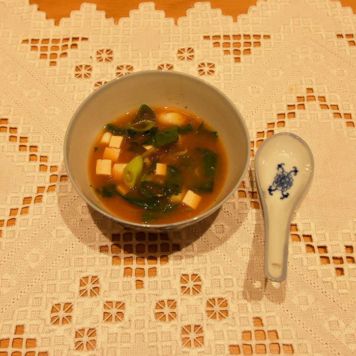 Misosuppe med Tofu (enkel) Ingredienser 5 dl Vann 1 ½ ss Miso-pasta (Aka Miso, rød) 10 g Dashi (pulver, valgfritt) ½ Lime (presset) ½ - 1 dl Tofu (terninger) 2-3 stilker Vårløk (skivet) ½ - 1 dl Bønnespirer (kokte) 1 ss Koriander (blad, hakket) https://heidisboble.no/ @heidisboble