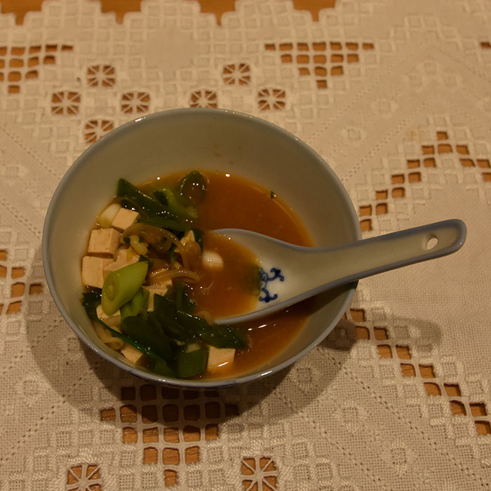 Misosuppe med Tofu (enkel) Ingredienser 5 dl Vann 1 ½ ss Miso-pasta (Aka Miso, rød) 10 g Dashi (pulver, valgfritt) ½ Lime (presset) ½ - 1 dl Tofu (terninger) 2-3 stilker Vårløk (skivet) ½ - 1 dl Bønnespirer (kokte) 1 ss Koriander (blad, hakket) https://heidisboble.no/ @heidisboble