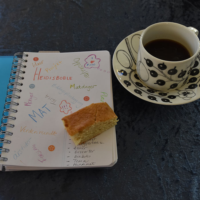 MIXBOK fra Personlig Almanakk™ @personligalmanakk OG Hvit kake med smak av mandel Ingredienser: 400 g Mel (ca 6 ½ dl) 4 ts Bakepulver 2 ts Vaniljesukker 200 g Smør 300 g Sukker (ca 3 ½ dl) 2 ½ dl Melk 1 ts Mandelekstrakt 4 Eggehviter (160 g) https://heidisboble.no/ @heidisboble