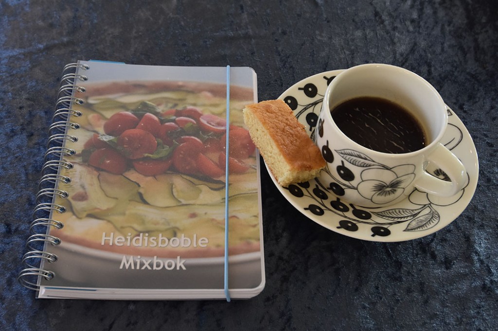 MIXBOK fra Personlig Almanakk™ @personligalmanakk OG Hvit kake med smak av mandel Ingredienser: 400 g Mel (ca 6 ½ dl) 4 ts Bakepulver 2 ts Vaniljesukker 200 g Smør 300 g Sukker (ca 3 ½ dl) 2 ½ dl Melk 1 ts Mandelekstrakt 4 Eggehviter (160 g) https://heidisboble.no/ @heidisboble