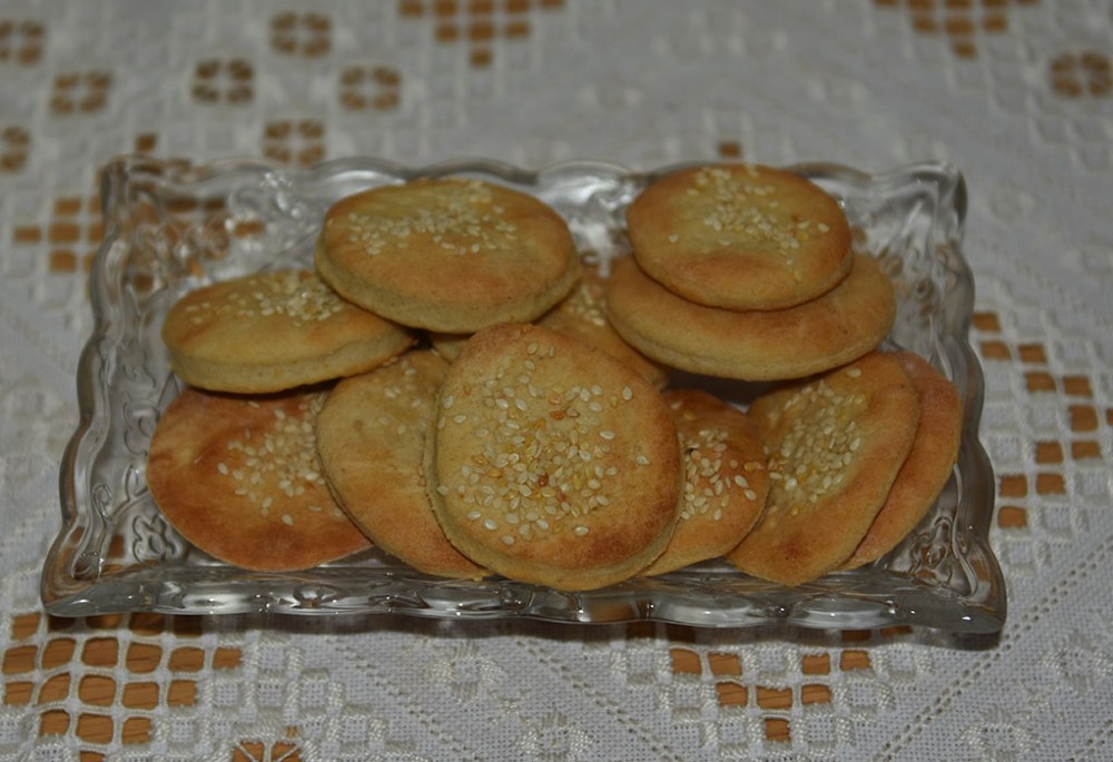 Knekkebrød med polenta Ingredienser: 25 g Gjær 75 g Smør 2 ½ dl Melk 1 ts Salt 1 ss Sukker 1 dl Polenta 2 ts Hornsalt Ca 6 dl Hvetemel https://heidisboble.no/ @heidisboble