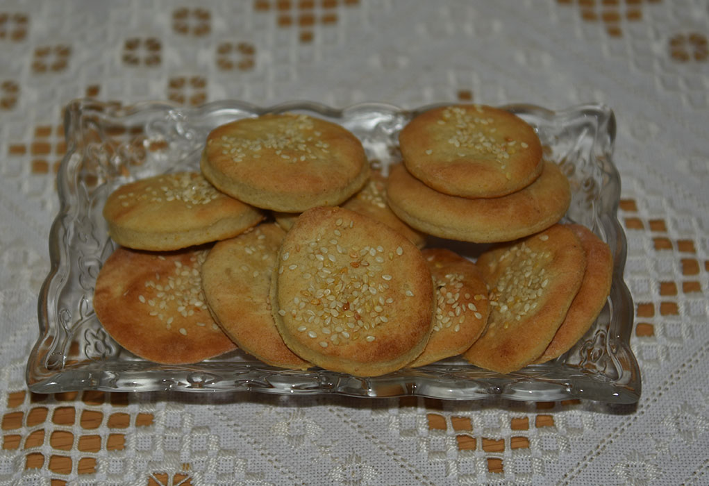 Knekkebrød med polenta   Ingredienser:  25 g	Gjær  75 g	Smør   2 ½ dl	Melk 1 ts	Salt  1 ss	Sukker 1 dl	Polenta 2 ts	Hornsalt Ca 6 dl	Hvetemel  https://heidisboble.no/ @heidisboble