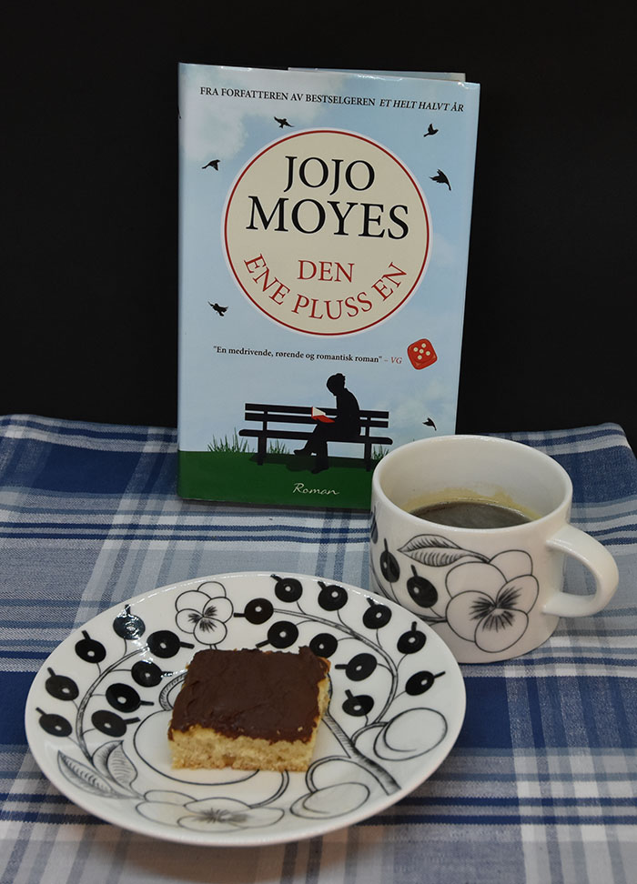 Moyes, Jojo (2014) «Den ene pluss en», Bastion OG Hvit kake med sjokoladeglasur Ingredienser 400 g Mel (ca 6 ½ dl) 4 ts Bakepulver 2 ts Vaniljesukker 200 g Smør 300 g Sukker (ca 3 ½ dl) 2 ½ dl Melk 1 ts Mandelekstrakt (valgfri) 4 Eggehviter (160 g) Sjokoladeglasur: 300 g Melis 3 ss Kakao 3 ts Vaniljesukker 6 ss Smør (smeltet) 6 ss Kaffe (Sterk, varm) 1 Egg (valgfritt) ½ dl Sjokoladechips (valgfritt) https://heidisboble.no/ @heidisboble