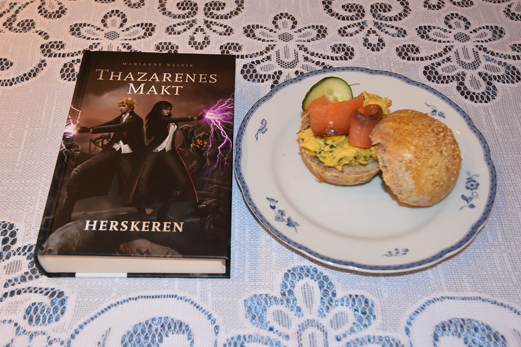 Nelvik, Marianne (2021) «Herskeren», Publica OG  Lyse rundstykker bakt med rugmel  Ingredienser:  6 dl Vann (lunket)  1 pk Gjær  250 g Rugmel  Ca. 750 g Hvetemel  2-3 ts Salt  https://heidisboble.no/ @heidisboble