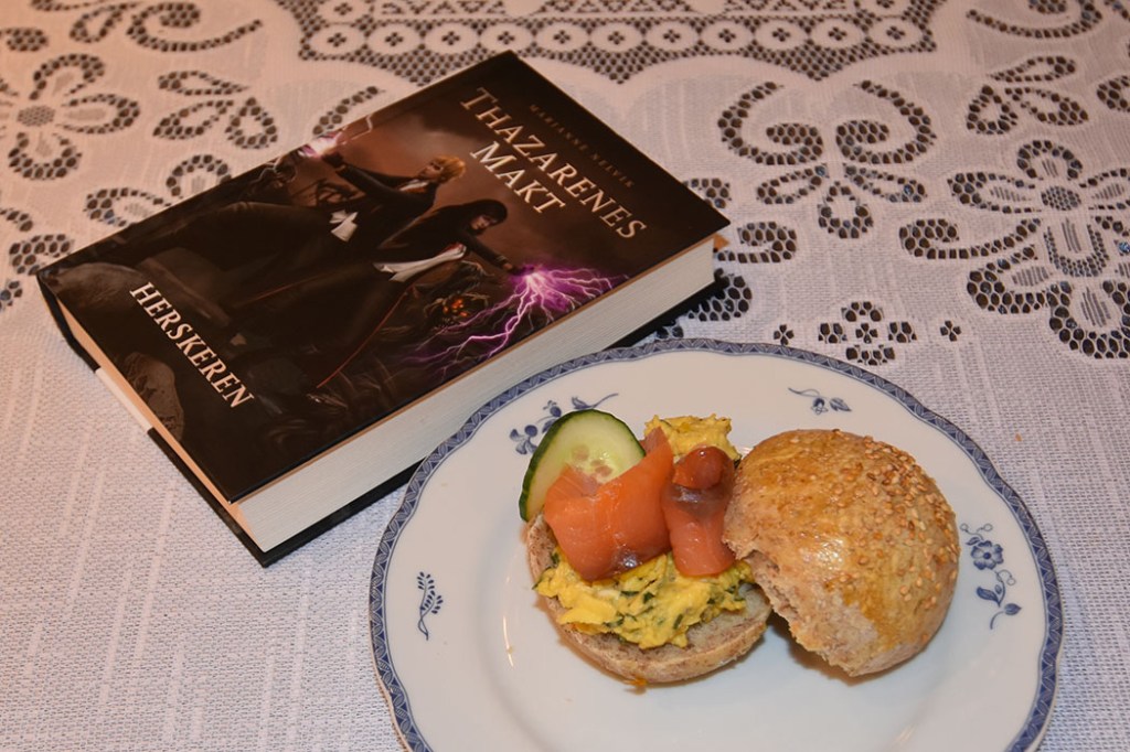 Nelvik, Marianne (2021) «Herskeren», Publica OG Lyse rundstykker bakt med rugmel Ingredienser: 6 dl Vann (lunket) 1 pk Gjær 250 g Rugmel Ca. 750 g Hvetemel 2-3 ts Salt https://heidisboble.no/ @heidisboble