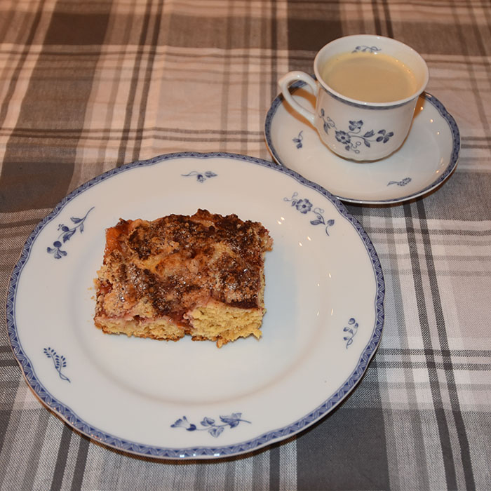 Plommekake med smuldrelokk Ingredienser  100 g	Smør (mykt) 100 g	Sukker 2	Egg (romtempererte) 500 g	Mel  4 ts	Bakepulver 2-2 ½ dl	Melk  Plommefyll: 1 kg	Plommer (røde) 1 -2 ss	Sukker 1 -2 ss	Kanel   Smuldredeig: 300 g	Hvetemel  200 g	Sukker  150 g	Smør   https://heidisboble.no/ @heidisboble