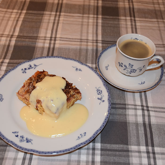 Plommekake med smuldrelokk Ingredienser 100 g Smør (mykt) 100 g Sukker 2 Egg (romtempererte) 500 g Mel 4 ts Bakepulver 2-2 ½ dl Melk Plommefyll: 1 kg Plommer (røde) 1 -2 ss Sukker 1 -2 ss Kanel Smuldredeig: 300 g Hvetemel 200 g Sukker 150 g Smør https://heidisboble.no/ @heidisboble