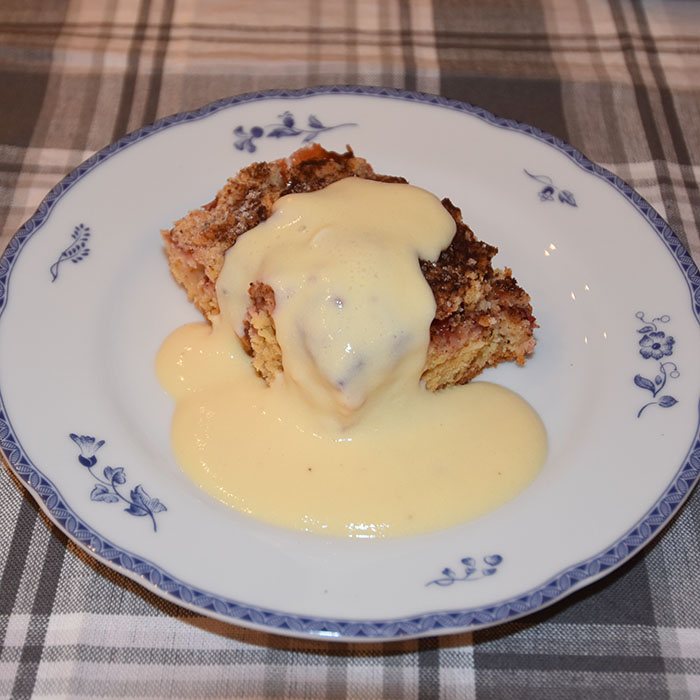 Plommekake med smuldrelokk Ingredienser 100 g Smør (mykt) 100 g Sukker 2 Egg (romtempererte) 500 g Mel 4 ts Bakepulver 2-2 ½ dl Melk Plommefyll: 1 kg Plommer (røde) 1 -2 ss Sukker 1 -2 ss Kanel Smuldredeig: 300 g Hvetemel 200 g Sukker 150 g Smør https://heidisboble.no/ @heidisboble
