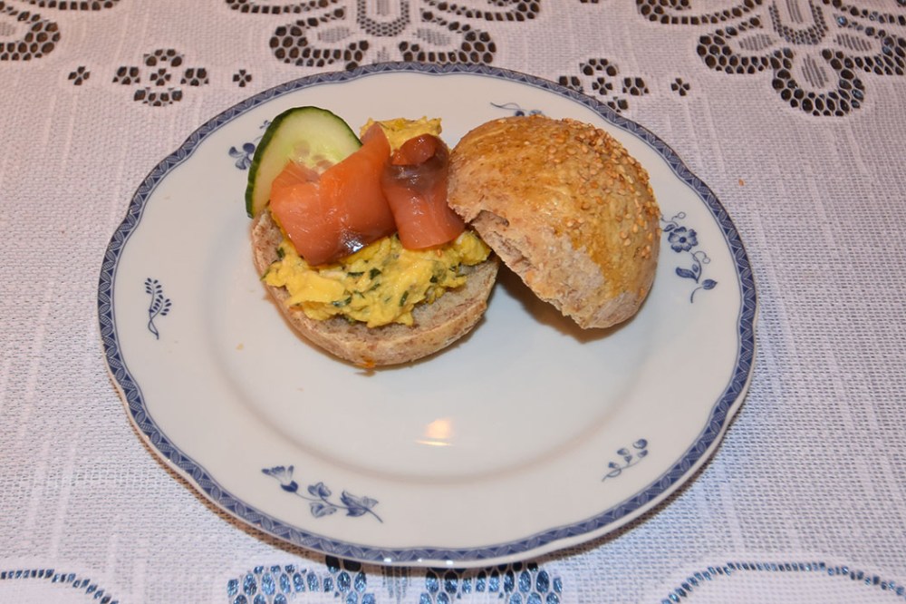 Lyse rundstykker bakt med rugmel Ingredienser: 6 dl Vann (lunket) 1 pk Gjær 250 g Rugmel Ca. 750 g Hvetemel 2-3 ts Salt https://heidisboble.no/ @heidisboble