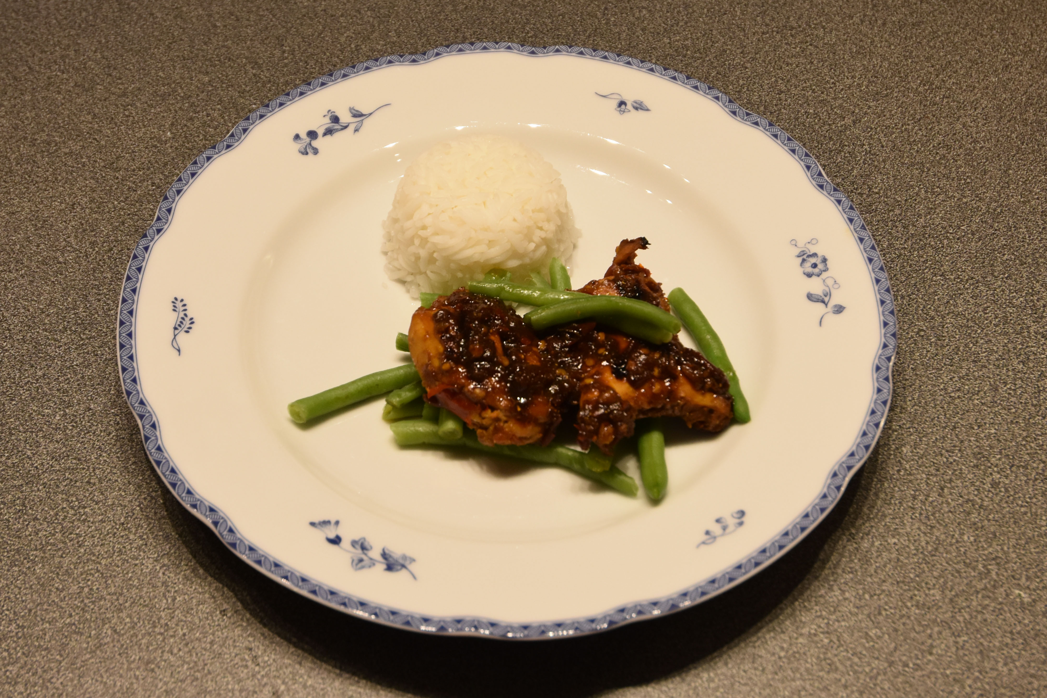 Sambal oelek marinert kylling  Ingredienser  4 	Kyllingbryst (uten skinn g bein) 	Olje (soya eller en annen nøytral) 	Asparges bønner 	Ris  Marinade og dipp: 2 ss	Sambal oelek 2 ss	Ketjap manis (søt soya saus) 1 ½ ss	Sukker (brunt) 3 ss	Riseddik  1 ts	Koriander 1 ts	Gurkemeie 1 	Lime (presset) 3 cm	Ingefær (raspet ca 1 ss) 2 fedd	Hvitløk  https://heidisboble.no/ @heidisboble