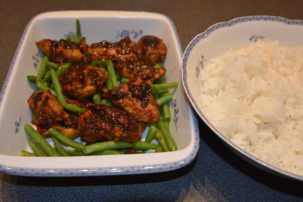 Sambal oelek marinert kylling Ingredienser 4 Kyllingbryst (uten skinn g bein) Olje (soya eller en annen nøytral) Asparges bønner Ris Marinade og dipp: 2 ss Sambal oelek 2 ss Ketjap manis (søt soya saus) 1 ½ ss Sukker (brunt) 3 ss Riseddik 1 ts Koriander 1 ts Gurkemeie 1 Lime (presset) 3 cm Ingefær (raspet ca 1 ss) 2 fedd Hvitløk https://heidisboble.no/ @heidisboble