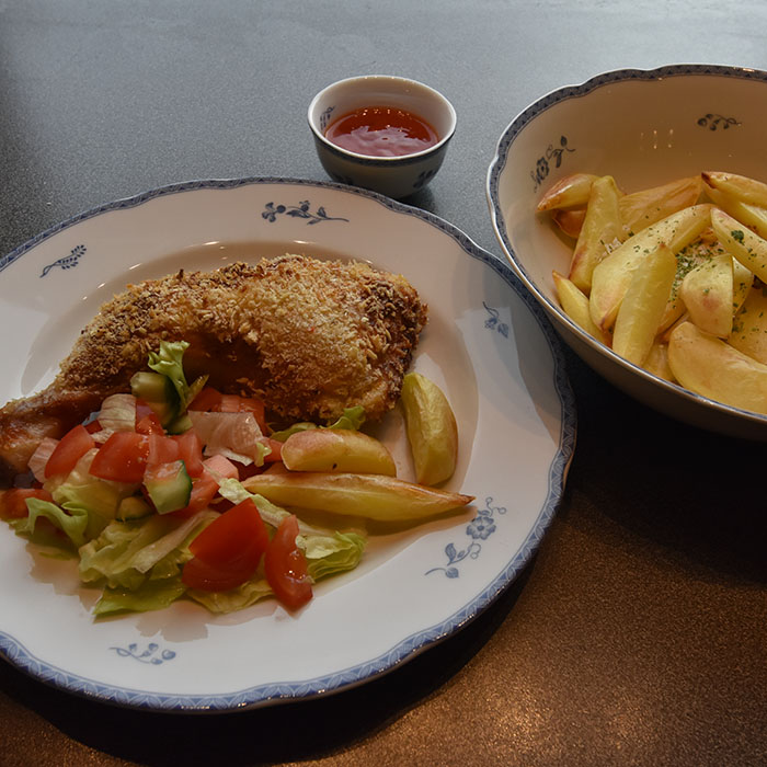 "Friterte" kyllinglår i airfryer Ingredienser: 4 Kyllinglår Marinade og strø: 2 Egg 2 ts Oregano 1 dl Rømme 1 ss Sennep 3-4 ss Panko eller (strøbrød) ½ ss Paprikapulver (valgfritt) Tilbehør (valgfritt): Salat, tomat, agurk, mais Potetbåter https://heidisboble.no/ @heidisboble