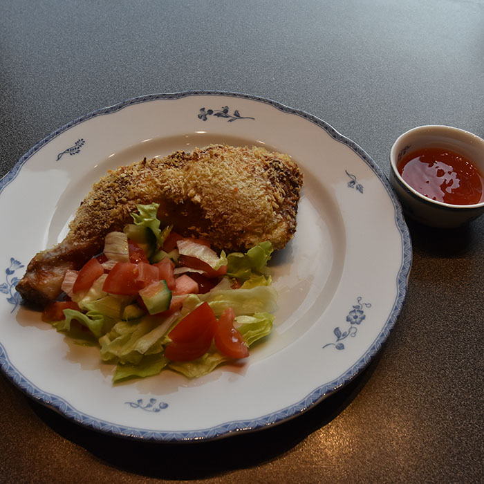 "Friterte" kyllinglår i airfryer Ingredienser: 4 Kyllinglår Marinade og strø: 2 Egg 2 ts Oregano 1 dl Rømme 1 ss Sennep 3-4 ss Panko eller (strøbrød) ½ ss Paprikapulver (valgfritt) Tilbehør (valgfritt): Salat, tomat, agurk, mais Potetbåter https://heidisboble.no/ @heidisboble