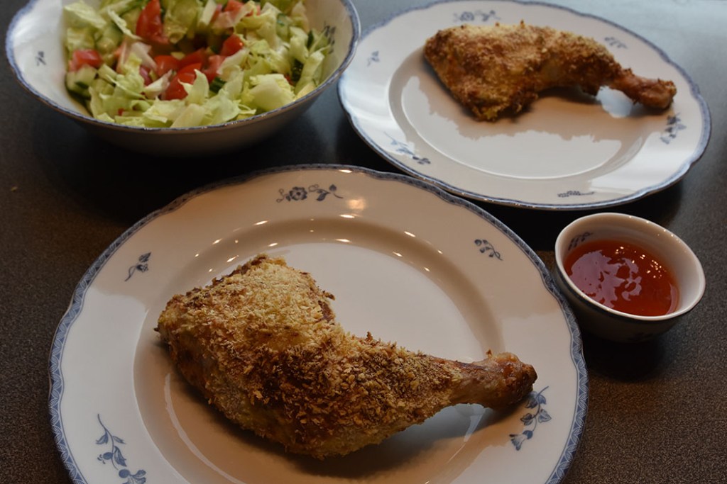 "Friterte" kyllinglår i airfryer Ingredienser: 4 Kyllinglår Marinade og strø: 2 Egg 2 ts Oregano 1 dl Rømme 1 ss Sennep 3-4 ss Panko eller (strøbrød) ½ ss Paprikapulver (valgfritt) Tilbehør (valgfritt): Salat, tomat, agurk, mais Potetbåter https://heidisboble.no/ @heidisboble