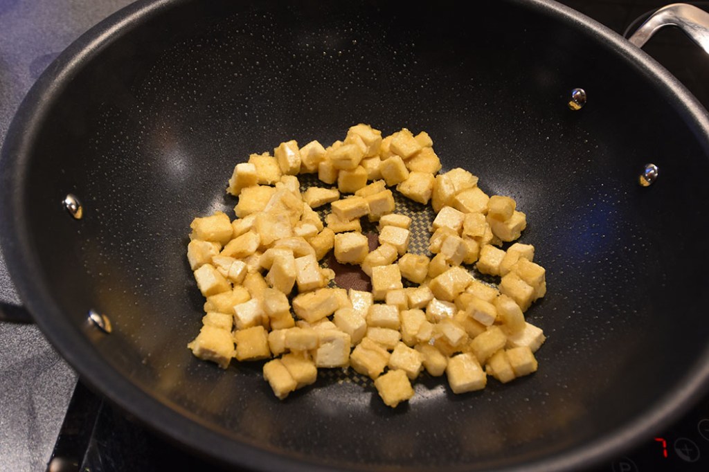 Tofu med sesamfrø og hvitløk Porsjoner Tid Vanskelighetsgrad 2 40 min Enkel Ingredienser 400 g Tofu (fast) 2 ss Maisenna 1 ss Sesamolje 1 ss Olje (raps el.) Ris 2 ss Semsafrø (ristet) Saus: ½ dl Soya saus ½ dl Vann 2 ts Honning 1 ½ ts Sambal oelek 1 ts Hvitløkspasta (eller 1 fedd hvitløk) ½ ts Eddik (riseddik eller vanlig) 1 ss Maisenna https://heidisboble.no/ @heidisboble