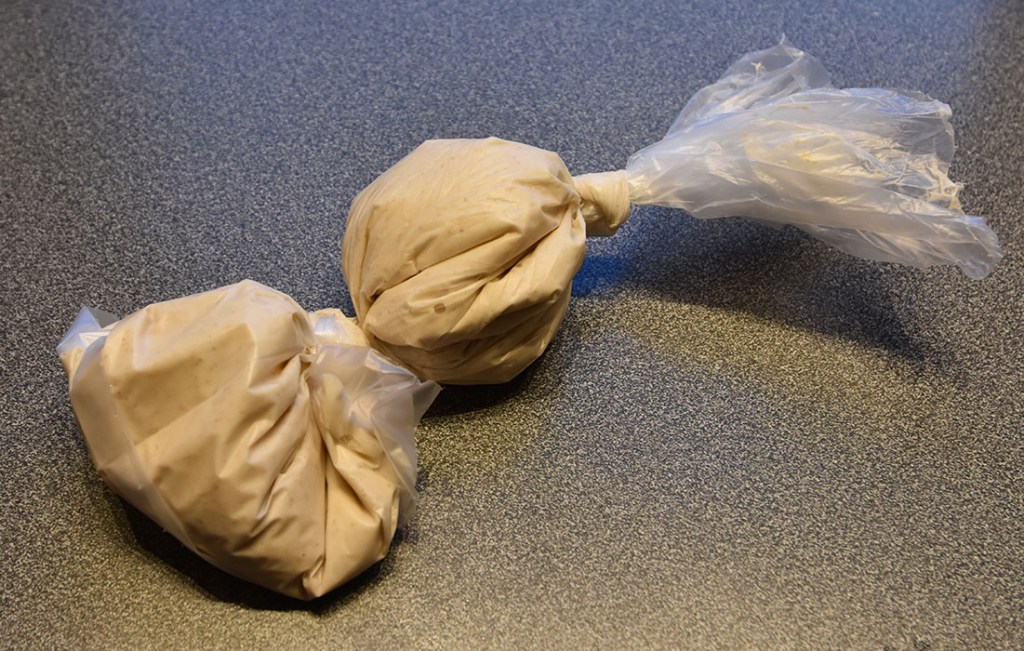 Surdeigskultur - klar til frysing Ingredienser Sammalt mel (gjerne rug og økologisk) Vann https://heidisboble.no/ @heidisboble