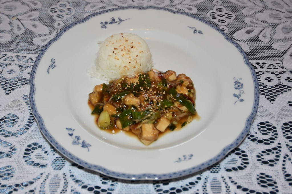 Tofu med sesamfrø og hvitløk  Porsjoner	Tid	Vanskelighetsgrad 2	40 min 	Enkel   Ingredienser  400 g	Tofu (fast) 2 ss	Maisenna  1 ss	Sesamolje  1 ss	Olje (raps el.) 	Ris 2 ss	Semsafrø (ristet)  Saus: ½ dl 	Soya saus ½ dl	Vann 2 ts	Honning  1 ½ ts	Sambal oelek 1 ts	Hvitløkspasta (eller 1 fedd hvitløk) ½ ts	Eddik (riseddik eller vanlig) 1 ss	Maisenna  https://heidisboble.no/ @heidisboble