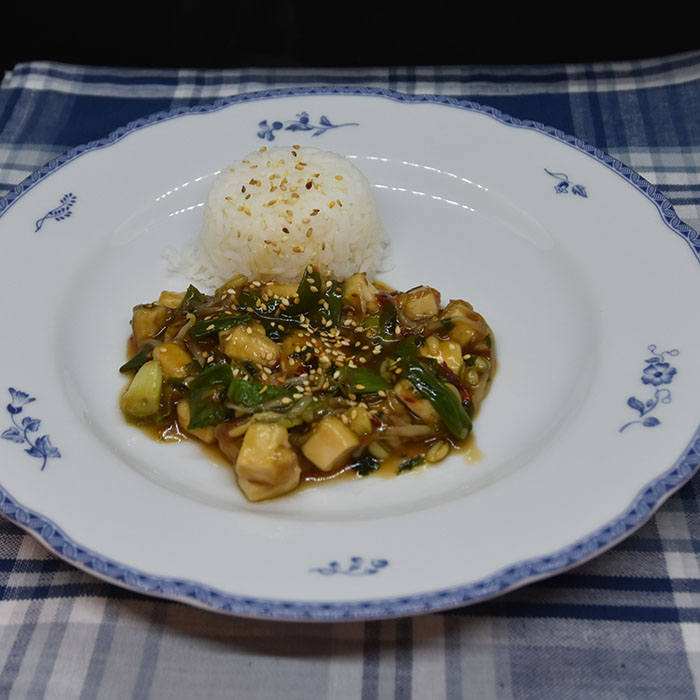 Tofu med sesamfrø og hvitløk Porsjoner Tid Vanskelighetsgrad 2 40 min Enkel Ingredienser 400 g Tofu (fast) 2 ss Maisenna 1 ss Sesamolje 1 ss Olje (raps el.) Ris 2 ss Semsafrø (ristet) Saus: ½ dl Soya saus ½ dl Vann 2 ts Honning 1 ½ ts Sambal oelek 1 ts Hvitløkspasta (eller 1 fedd hvitløk) ½ ts Eddik (riseddik eller vanlig) 1 ss Maisenna https://heidisboble.no/ @heidisboble