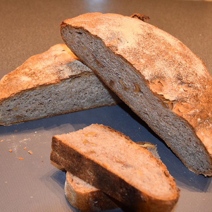 Valnøttbrød av surdeig Ingredienser: Spelt surdeig: 150 g Spelt 1 ½ dl Vann 30 g Surdeigskultur Brøddeig: 420 g Hvetemel (sammalt, fin) 7 dl Vann 650 g Hvetemel 20 g Gjær 20 g Sirup (mørk) 2 ss Rapsolje 20 g Salt 300 g Valnøtter (ristede) https://heidisboble.no/ @heidisboble