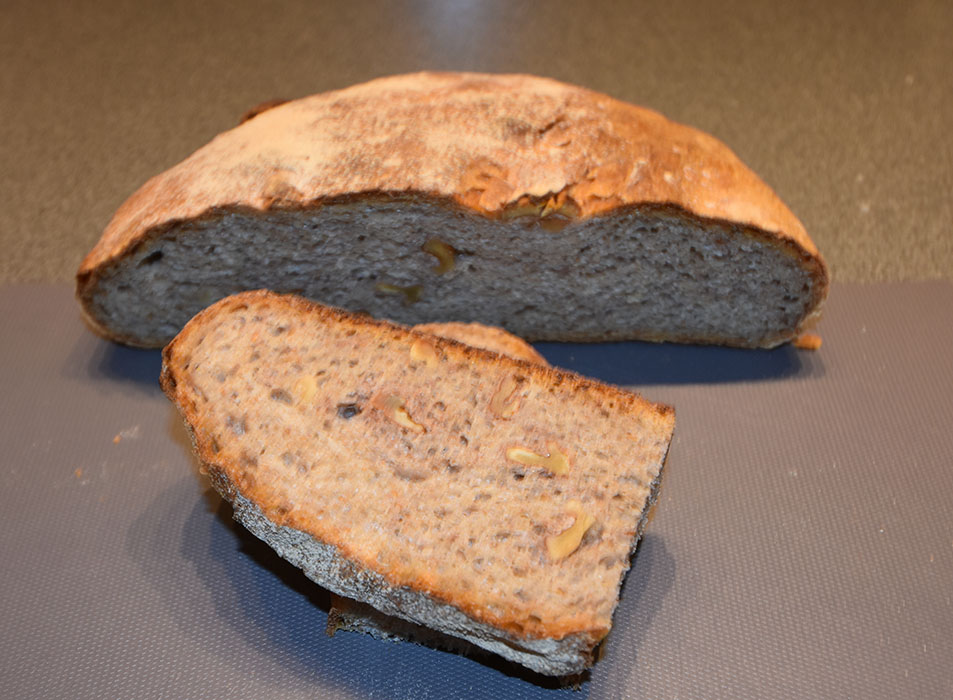 Valnøttbrød av surdeig Ingredienser: Spelt surdeig: 150 g Spelt 1 ½ dl Vann 30 g Surdeigskultur Brøddeig: 420 g Hvetemel (sammalt, fin) 7 dl Vann 650 g Hvetemel 20 g Gjær 20 g Sirup (mørk) 2 ss Rapsolje 20 g Salt 300 g Valnøtter (ristede) https://heidisboble.no/ @heidisboble