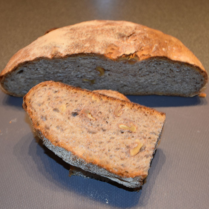 Valnøttbrød av surdeig Ingredienser: Spelt surdeig: 150 g Spelt 1 ½ dl Vann 30 g Surdeigskultur Brøddeig: 420 g Hvetemel (sammalt, fin) 7 dl Vann 650 g Hvetemel 20 g Gjær 20 g Sirup (mørk) 2 ss Rapsolje 20 g Salt 300 g Valnøtter (ristede) https://heidisboble.no/ @heidisboble