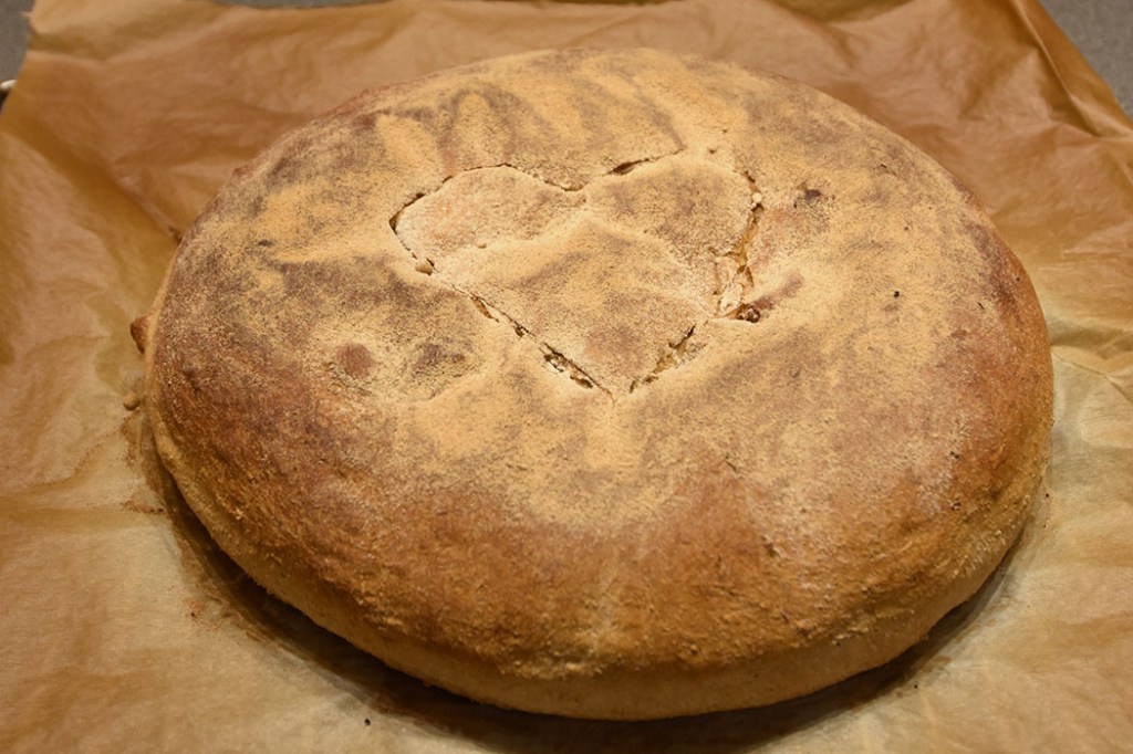 Valnøttbrød av surdeig Ingredienser: Spelt surdeig: 150 g Spelt 1 ½ dl Vann 30 g Surdeigskultur Brøddeig: 420 g Hvetemel (sammalt, fin) 7 dl Vann 650 g Hvetemel 20 g Gjær 20 g Sirup (mørk) 2 ss Rapsolje 20 g Salt 300 g Valnøtter (ristede) https://heidisboble.no/ @heidisboble