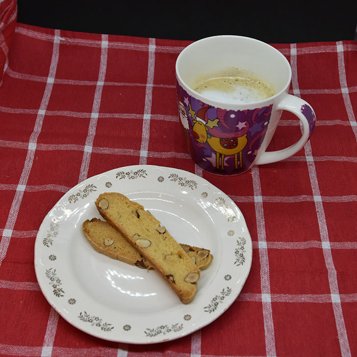 Biscotti med appelsin og mandler Ingredienser 180 g Smør 3 dl Sukker 1½ ss Appelsinskall (raspet) 2 Egg 8 – 9 dl Hvetemel 1 ts Bakepulver 2 dl Mandler (ca 125 g) https://heidisboble.no/ @heidisboble