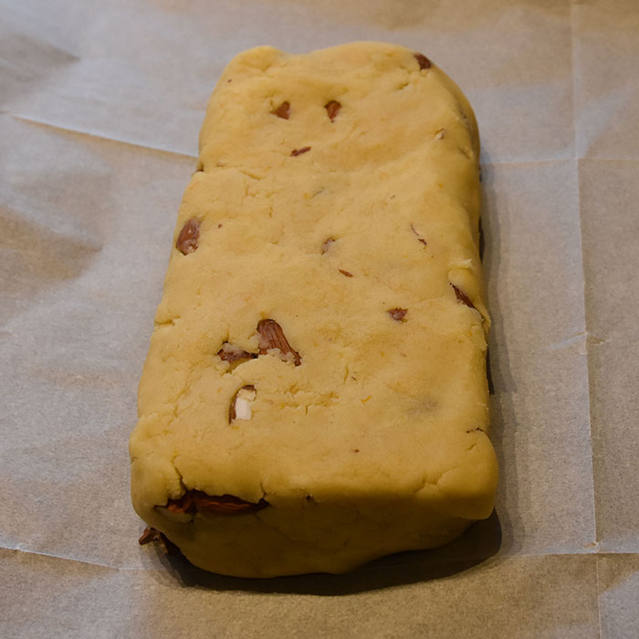 Biscotti med appelsin og mandler Ingredienser 180 g Smør 3 dl Sukker 1½ ss Appelsinskall (raspet) 2 Egg 8 – 9 dl Hvetemel 1 ts Bakepulver 2 dl Mandler (ca 125 g) https://heidisboble.no/ @heidisboble