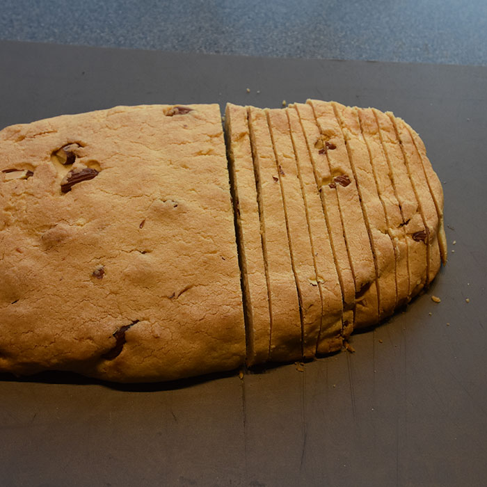 Biscotti med appelsin og mandler Ingredienser 180 g Smør 3 dl Sukker 1½ ss Appelsinskall (raspet) 2 Egg 8 – 9 dl Hvetemel 1 ts Bakepulver 2 dl Mandler (ca 125 g) https://heidisboble.no/ @heidisboble