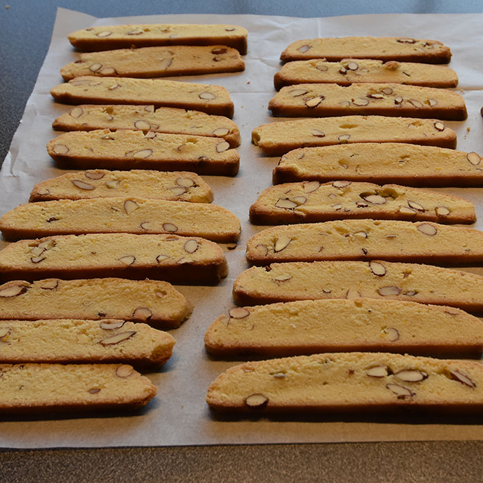 Biscotti med appelsin og mandler Ingredienser 180 g Smør 3 dl Sukker 1½ ss Appelsinskall (raspet) 2 Egg 8 – 9 dl Hvetemel 1 ts Bakepulver 2 dl Mandler (ca 125 g) https://heidisboble.no/ @heidisboble