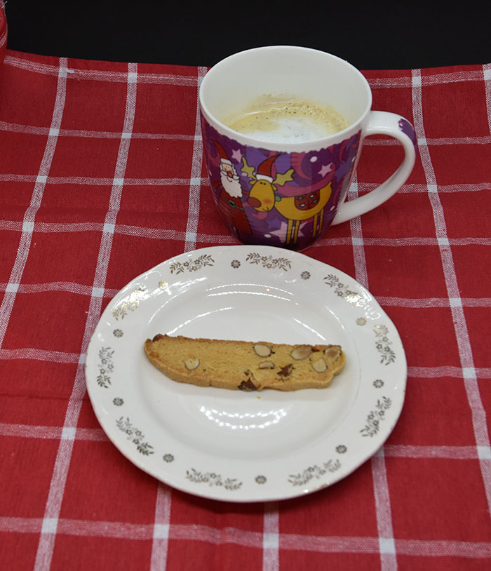 Biscotti med appelsin og mandler Ingredienser 180 g Smør 3 dl Sukker 1½ ss Appelsinskall (raspet) 2 Egg 8 – 9 dl Hvetemel 1 ts Bakepulver 2 dl Mandler (ca 125 g) https://heidisboble.no/ @heidisboble
