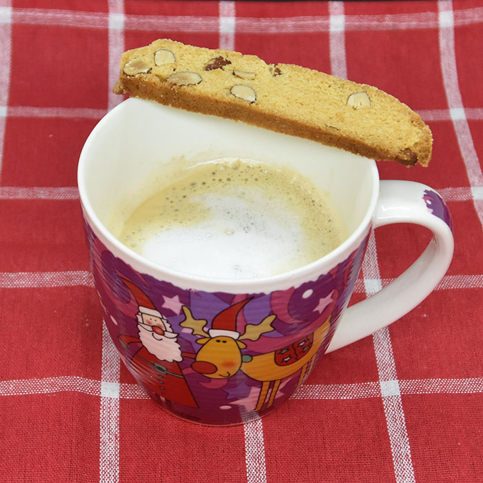 Biscotti med appelsin og mandler Ingredienser 180 g Smør 3 dl Sukker 1½ ss Appelsinskall (raspet) 2 Egg 8 – 9 dl Hvetemel 1 ts Bakepulver 2 dl Mandler (ca 125 g) https://heidisboble.no/ @heidisboble