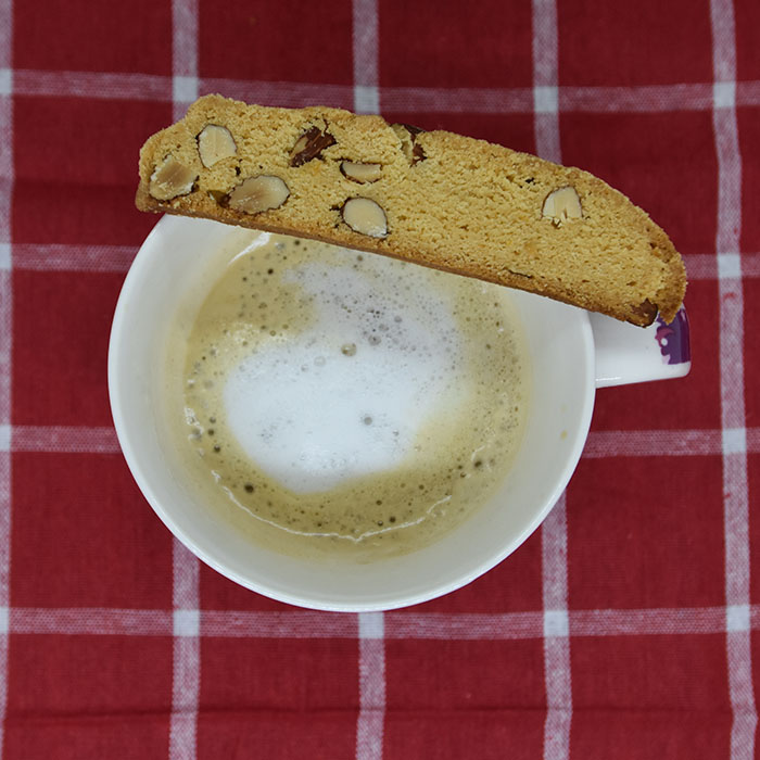 Biscotti med appelsin og mandler Ingredienser 180 g Smør 3 dl Sukker 1½ ss Appelsinskall (raspet) 2 Egg 8 – 9 dl Hvetemel 1 ts Bakepulver 2 dl Mandler (ca 125 g) https://heidisboble.no/ @heidisboble