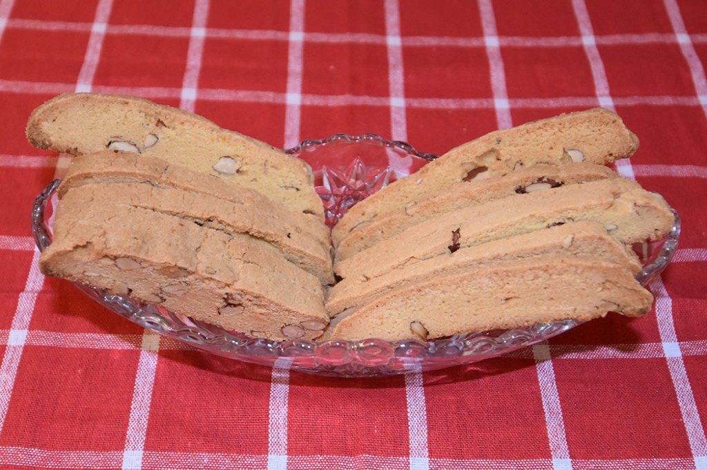 Biscotti med appelsin og mandler Ingredienser 180 g Smør 3 dl Sukker 1½ ss Appelsinskall (raspet) 2 Egg 8 – 9 dl Hvetemel 1 ts Bakepulver 2 dl Mandler (ca 125 g) https://heidisboble.no/ @heidisboble