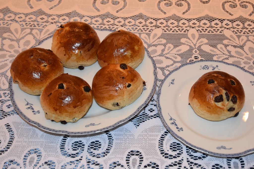 Boller med Rosine Porsjoner Tid Vanskelighetsgrad 20 3 ½ timer Enkel Ingredienser 20 g Havregryn 5 ½ dl Vann 1 pakke Gjær 1 dl Olje (raps) 200 g Sukker 5 g Gjær 20 g Kardemomme 1 kg Hvetemel 350 g Rosiner (valgfritt) Egg til pensling (valgfrittI https://heidisboble.no/ @heidisboble