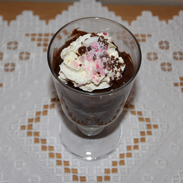 Candy- cane sjokoladepuddig Ingredienser; 6 ss Sukker 1 dl Maisenna 3 ss Kakaopulver 7 ½ dl Melk 1 ½ ts Vaniljesukker 3 ss Candy cane (knuste) / eller Peppermintekstrakt (¼ - ½ ts) 100 g Kokesjokolade Kakesmuler: 9 Digestive kjekser (knuste) 2 ss Sukker 2 ss Kakaopulver 2 ss Smør Pynt: 2 dl Kremfløte (pisket) 1 ts Vaniljesukker ½ ss Sukker Candy cane (grov knuste) Kakesmuler https://heidisboble.no/ @heidisboble