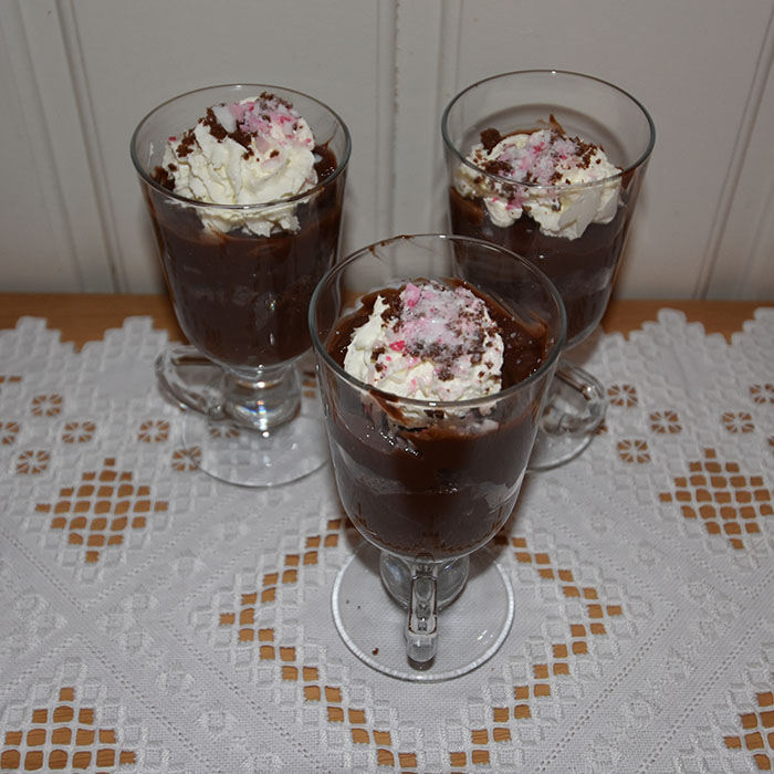 Candy- cane sjokoladepuddig Ingredienser; 6 ss Sukker 1 dl Maisenna 3 ss Kakaopulver 7 ½ dl Melk 1 ½ ts Vaniljesukker 3 ss Candy cane (knuste) / eller Peppermintekstrakt (¼ - ½ ts) 100 g Kokesjokolade Kakesmuler: 9 Digestive kjekser (knuste) 2 ss Sukker 2 ss Kakaopulver 2 ss Smør Pynt: 2 dl Kremfløte (pisket) 1 ts Vaniljesukker ½ ss Sukker Candy cane (grov knuste) Kakesmuler https://heidisboble.no/ @heidisboble